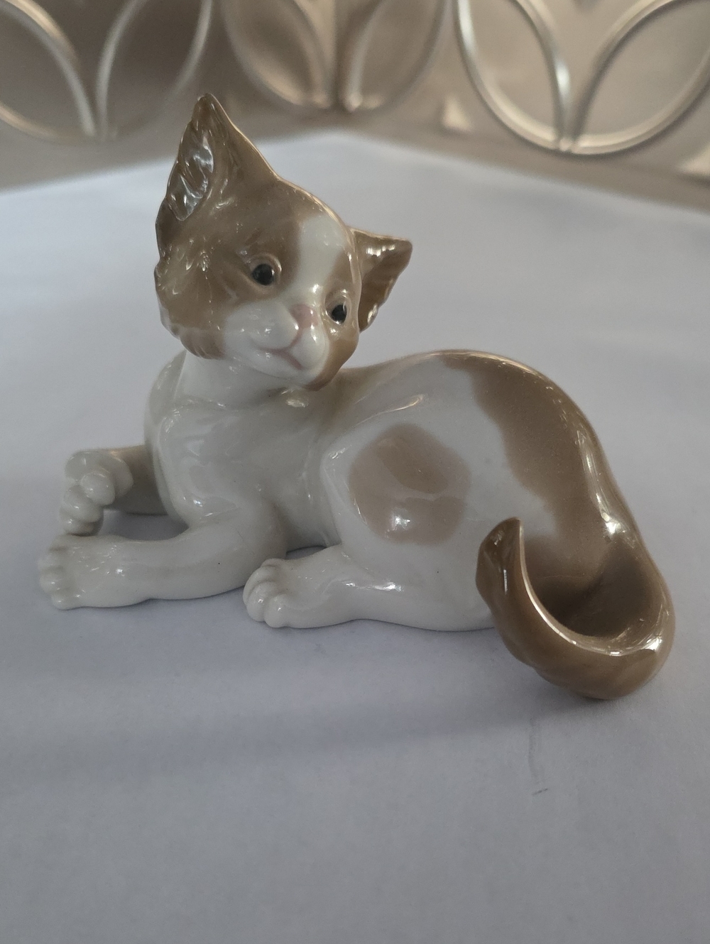 Vintage Retired Lladro "Suprised Cat" Porcelain Figurine Model #5114 Beige/White